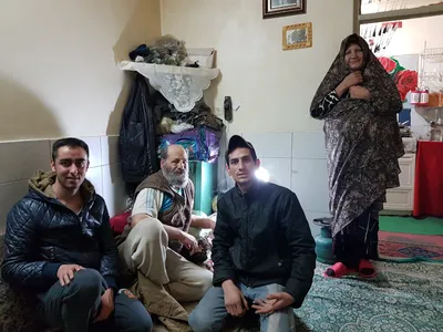 Spaetabends zu Gast bei einer iranischen Familie