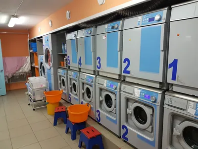 Moderner Wäschesalon mit Computer für die Programmwahl