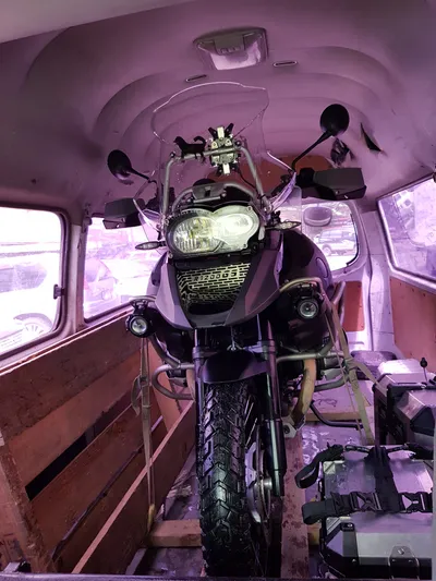 Transport von der Waschanlage zum Verpackungsort - damits ja kein neuer Dreck gibt.