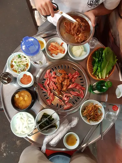 Koreanischer Grill integriert im Tisch