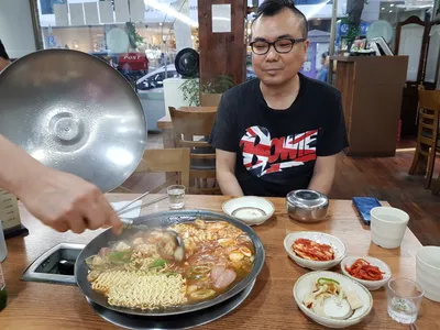 Mit dem Guesthouse Besitzer gehe ich Kimchi essen