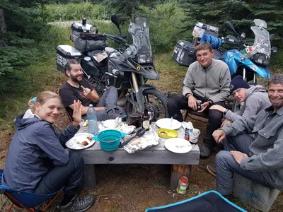 Stina, Kyle, Asta, Linas tags: Weltreise Paul - wir essen frischen Lachs :-)