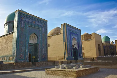 Shohizinda - eine Stasse mit zig Mausoleen...