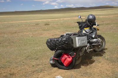 Günter erwischt eine Bodenwelle, der Kunststoffgepäckträger  hält nicht... :S