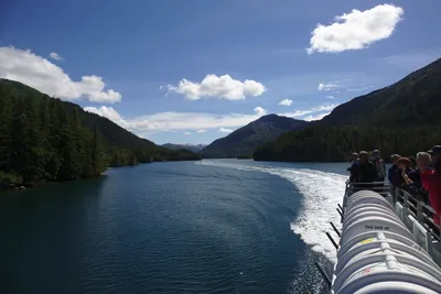 Ein Schnellboot, das ordentlich Wind und Wellen macht :-)