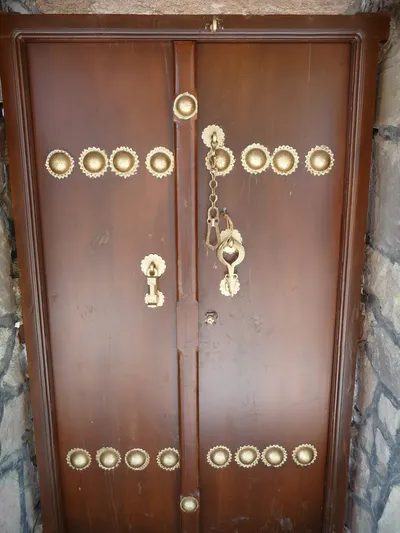 Fuer Frauen und Maenner unterschiedliche Tuerklopfer, damit sich Frau verschleiern kann