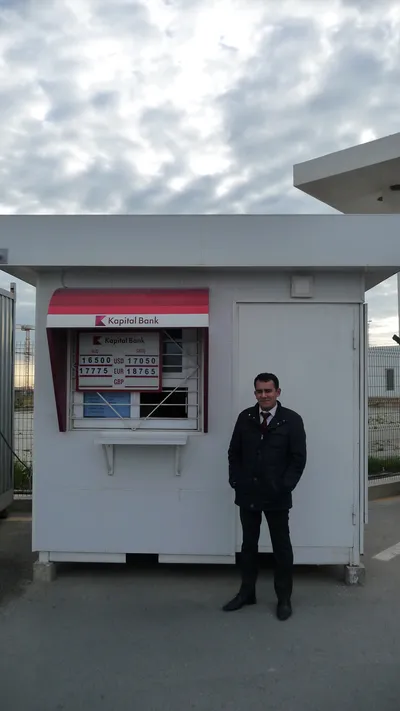 Die wohl kleinste Bank der Welt - drei Mitarbeiter auf 4 m2