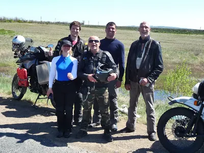 Zwei französische, zwei schweizer und zwei russische Biker treffen sich bei einer Panne