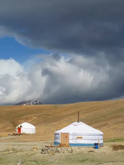 Wir verbringen 2 Tage im Zelt in einem Jurtendorf im Altai Gebirge
