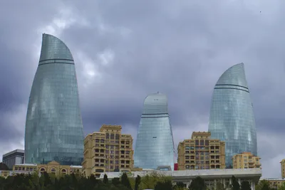 Die Flametowers, das Wahrzeichen von Baku